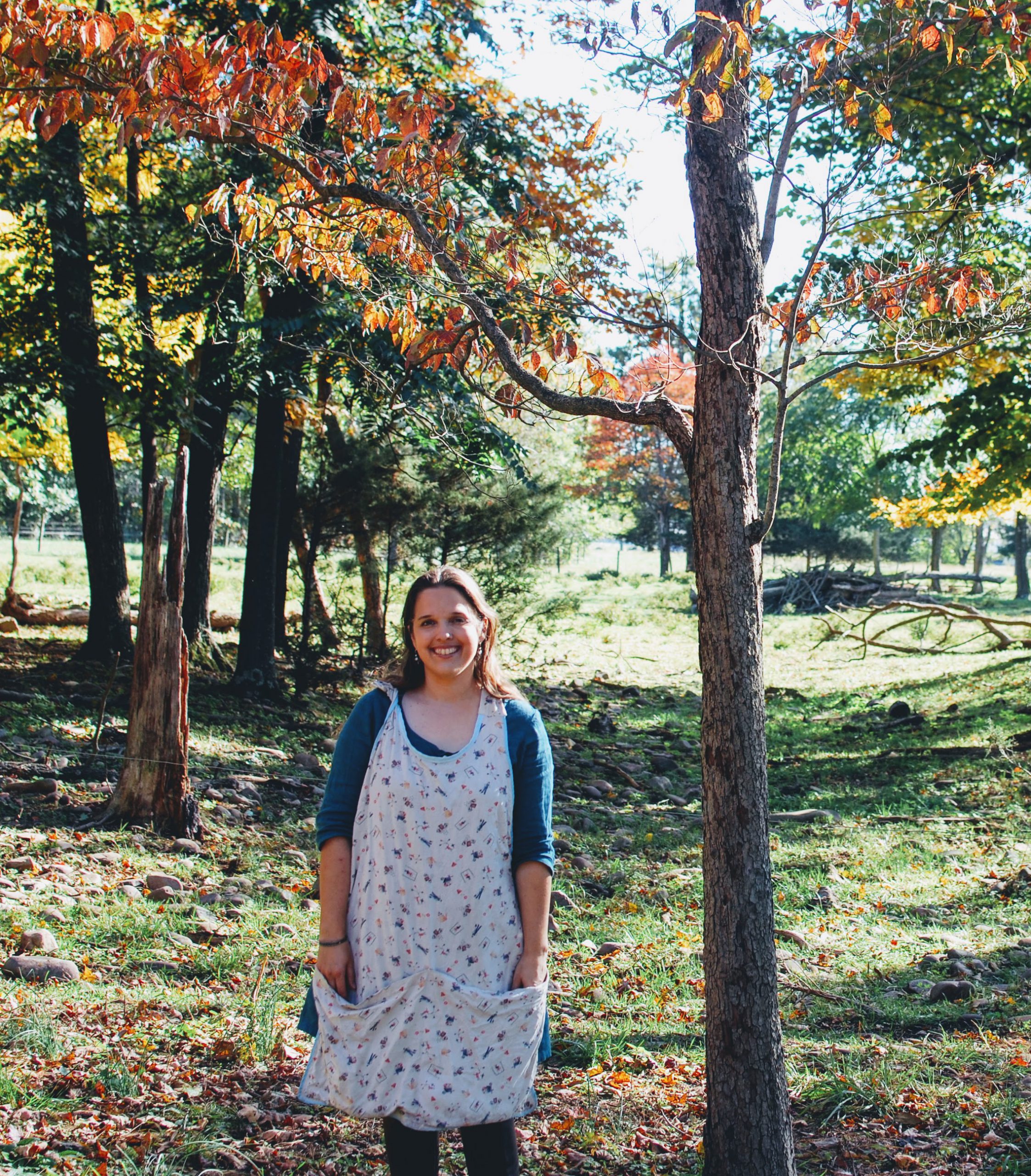 Aili wearing a white gardening apron.
